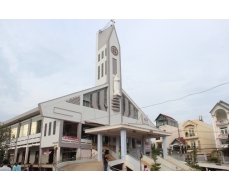 Lúc 13g30 Chúa nhật 30.6.2019, nhà thờ và tháp chuông đã nâng lên cao 1,2m (kế hoạch sẽ nâng lên lên 2m)